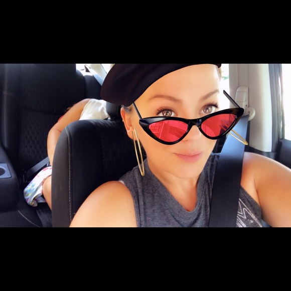 Meet your Posher, Courtney - Picture 1 of 2